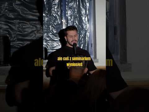 Ksiądz na stand-upie