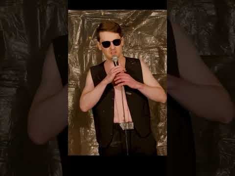 Adam Basior dostaje pomidorem w pomidory