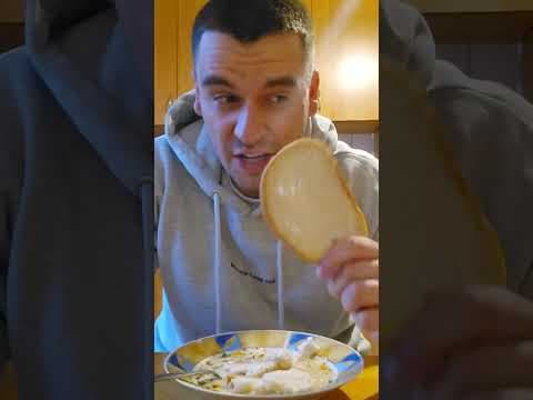 Stary je zupę