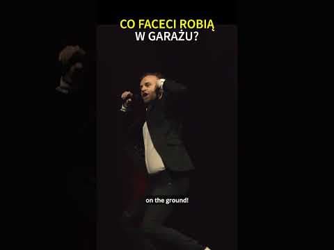Faceci w garażu stand-up