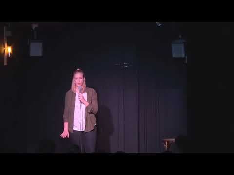 Marta Mucha Stand Up w oczekiwaniu na koronawirusa, shorcik, 107!