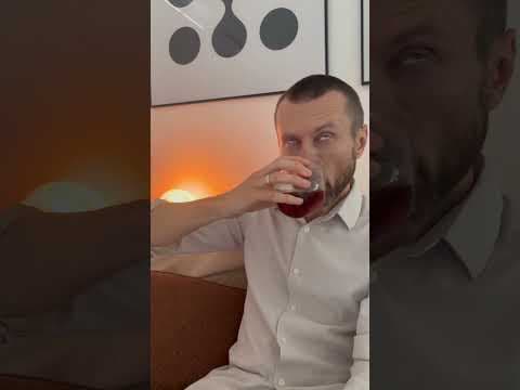 Szew nadchodzi na drineczka z sosu sojowego i mineralni