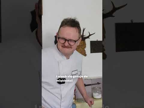 Dorsz z puree z pietruszki i azjatycka sałatka z ogórków.