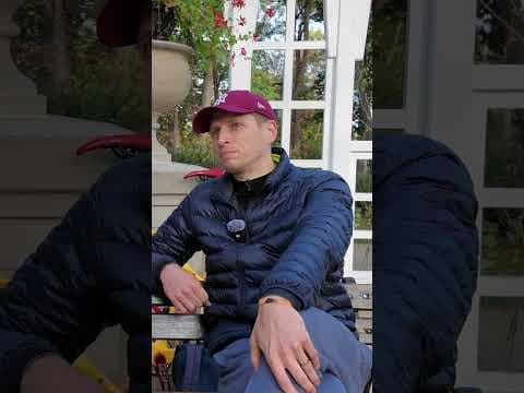 DAWID POKAZUJE PUCHARY