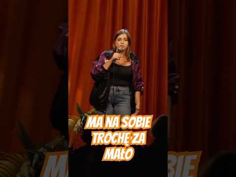 Ona ma na sobie trochę … za mało