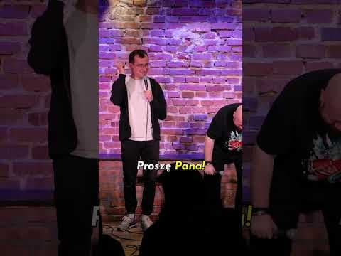 Ogląda z drinkiem