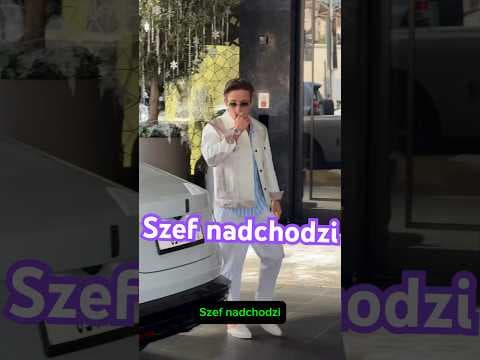 Szef nadchodzi by otworzyć bagażnik