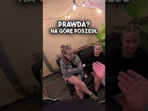 Pokazuje sztuczki przypadkowym dziewczynom