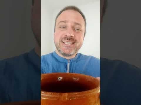 Szczyl w koloratce pitoli o szklankach.